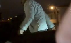 Önce araca saldırdı, ardından araçtakileri bıçakladı