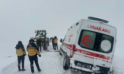 Ambulans karda mahsur kaldı!