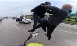 Trafik ortasında uçan tekmeli kavga