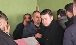 Acılı baba tabutu taşırken zorlandı...