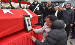 Babasını her şeyden habersiz tebessümle uğurladı