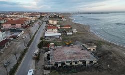Karasu Sahili'nde riskli yapılar yıkılıyor!