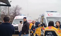 Ambulans ve işçi servisi çarpıştı: 11 yaralı