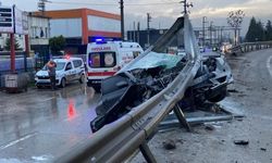 54 plakalı araç bariyere saplandı