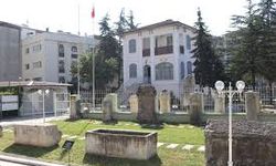 Serdivan'da bulunan tarihi mezar taşınıyor