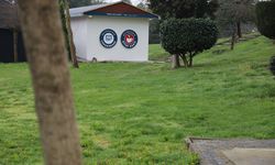 Öğrenciler çamaşırları yıkanırken kitap okuyor