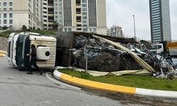 Hurda yüklü kamyon devrildi