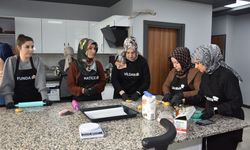 Kadınlar bu kursta hem öğreniyor, hem ailelerine destek oluyor