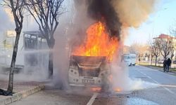 Alevlerin sardığı minibüs paniğe neden oldu!