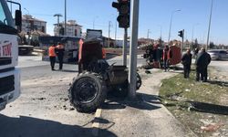 Tırın çarptığı traktör ikiye ayrıldı