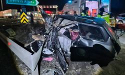 TEM'de bariyere çarpan otomobil parçalandı