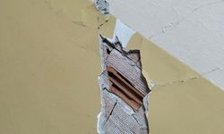 Deprem okul duvarlarını çatlattı