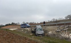 Direksiyon hakimiyetini kaybeden sürücü tarlaya uçtu