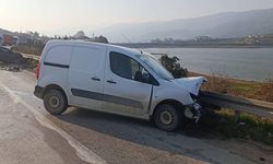 İki otomobil kafa kafaya çarpıştı