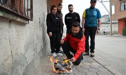 Mahallenin bakkal borcunu ödeyip veresiye defterini yaktı