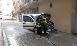 Park halindeki otomobil yanmaya başladı