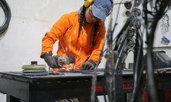 Küçük atölyesinde dev eserlere imza atıyor