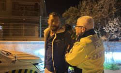 Üçüncü kez alkolden yakalanmamak için polisin üstüne araç sürüp kaçtı