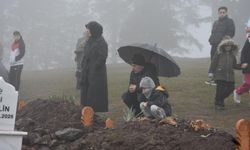 Bayram öncesi kabir başında dua ve gözyaşı