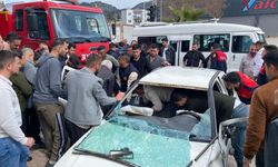 İnşaat malzemelerine çarpan otomobilde 2'si ağır 3 yaralı