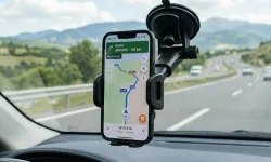 Aracında telefon tutacağı olan yandı