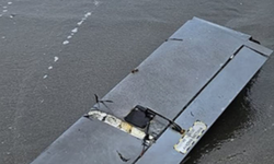 Sahile parçalanmış iha vurdu