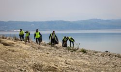 Sapanca Gölü’nün her bir karışında tonlarca atık topladılar
