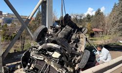 Halk otobüsü köprü direğine çarptı: Ölü ve yaralılar var