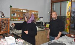 15 yıldır eşiyle omuz omuz çay ocağı işletiyor