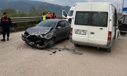 Virajı alamayıp park halindeki araca çarptı!