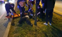 Düşürdüğü telefonunu almak isterken otomobil çarptı