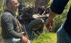 Traktör dereye devrildi sürücü hayatını kaybetti