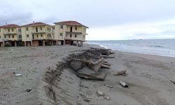 Deniz 100 metre içeri girdi: Villalar çöktü