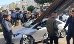 İnşaat demirleri seyir halindeki otomobile ok gibi saplandı
