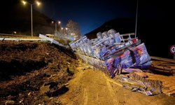 Kontrolden çıkan tır ters döndü!