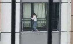 Korkulukta gezinen çocuk yürekleri ağza getirdi