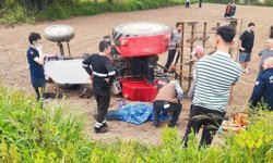 Devrilen traktörün altında can verdi