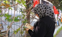 Saldırının yaşandığı okul önünde Kur’an-ı Kerim okuyup gözyaşı döktü