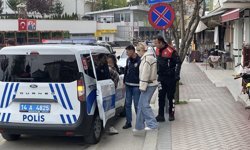 Kız kardeşini kafede bir erkekle görünce ortalığı birbirine kattı