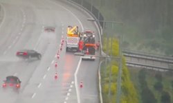 Önce bariyere ardından otoyol çalışanlarına çarptı!