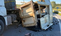 İş makinesi virajda yola savruldu