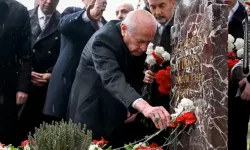 MHP Lideri Bahçeli, Merhum Alparslan Türkeş’i kabri başında andı