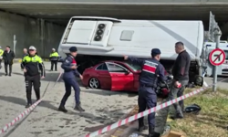 Öğrencileri taşıyan otobüs otomobilin üzerine devrildi