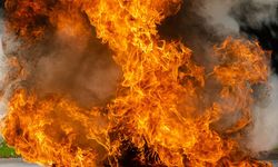 Tartıştığı eşine kızıp kendini yakmaya kalkıştı