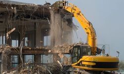 Kaynarca'da kaçak yapılar yıkılıyor
