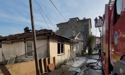 Evi ateşe verdi!