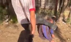 Sokakta uyuyan yaşlı adamın yüzüne tekme attı