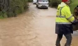 Dere taşkını yolu esir aldı: Araçlar kontak kapattı