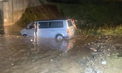 Suya gömülen araçta anne oğul mahsur kaldı