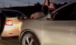 Halat bulamayınca iki aracın arasına insan koydular